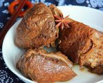 Тушеная говядина с клубникой и ароматными специями