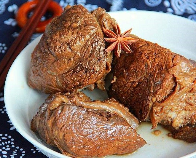 Тушеная говядина с клубникой и ароматными специями