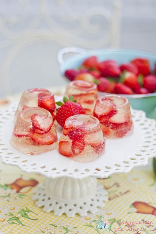 Легкое желе с клубникой и шампанским