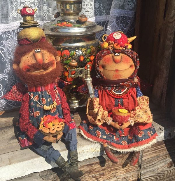 русские куклы дед и бабка пьют чай