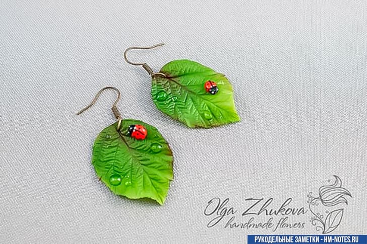 Серьги из полимерной глины в виде листочка с божьей коровкой