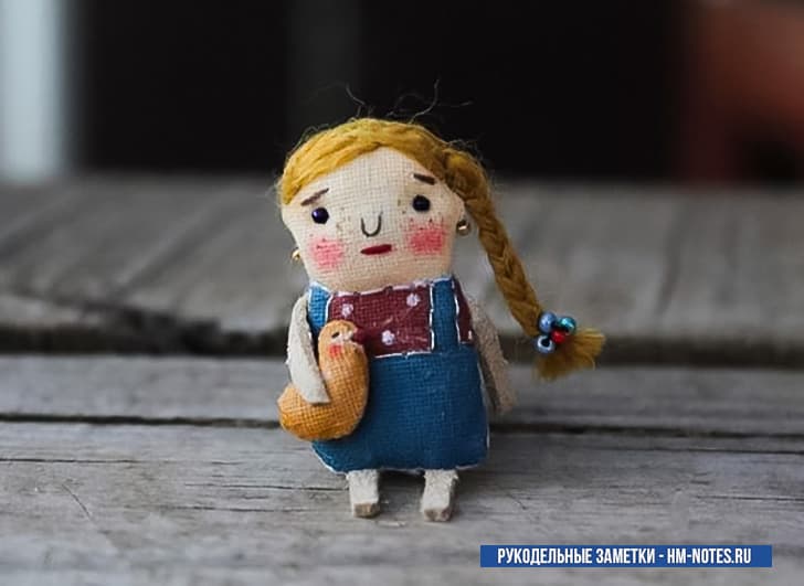 Маленькая куколка с гусем